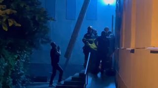 Medicii au stabilit că mama care și-a aruncat copiii de la fereastră, &icirc;n Botoșani, a avut discernăm&acirc;nt la momentul faptei. A fost reținută pentru 24 de ore