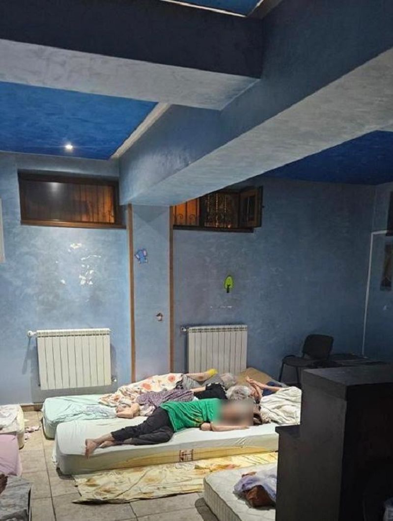 Un nou azil al groazei a fost descoperit în București. 18 persoane erau ținute la subsol unde împărțeau saltelele