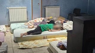 Un nou azil al groazei a fost descoperit în București. 18 persoane erau ținute la subsol unde împărțeau saltelele