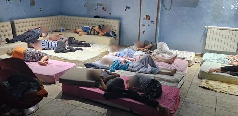 Un nou azil al groazei a fost descoperit în București. 18 persoane erau ținute la subsol unde împărțeau saltelele