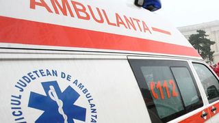 Trei persoane care se aflau &icirc;ntr-o ambulanță au fost rănite. Autospeciala, aflată &icirc;n misiune, a fost implicată &icirc;ntr-un accident