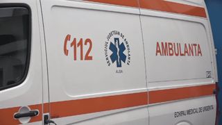 Trei persoane care se aflau &icirc;ntr-o ambulanță au fost rănite. Autospeciala, aflată &icirc;n misiune, a fost implicată &icirc;ntr-un accident