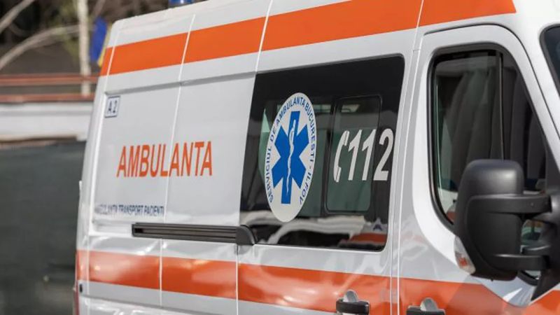 Trei persoane care se aflau într-o ambulanță au fost rănite. Autospeciala, aflată în misiune, a fost implicată într-un accident