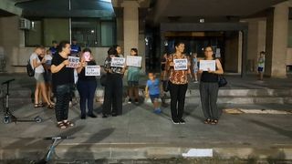 Alături de familia tinerei mame este o mulțime de oameni.