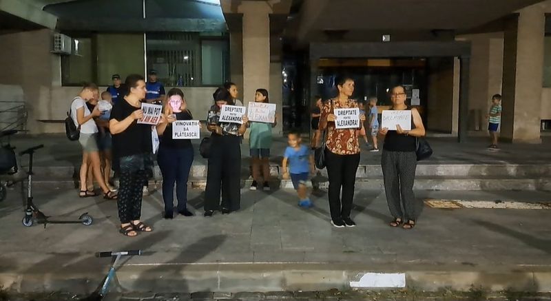 Alături de familia tinerei mame este o mulțime de oameni.