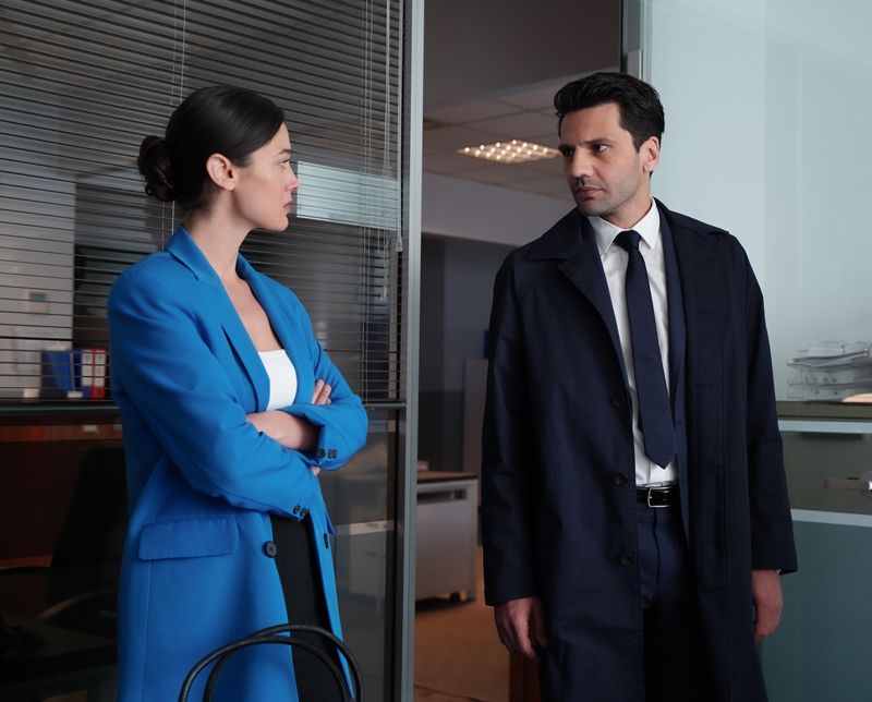 Actorii Kaan Urgancıoğlu și Pinar Deniz se întorc pe micul ecran în producția fenomen "Secrete de familie"