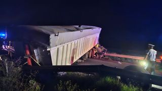 Autocarul s-a răsturnat &icirc;ntre &Icirc;nsurăței și Bărăganu, după ce s-a izbit de o remorcă &icirc;ncărcată cu cereale