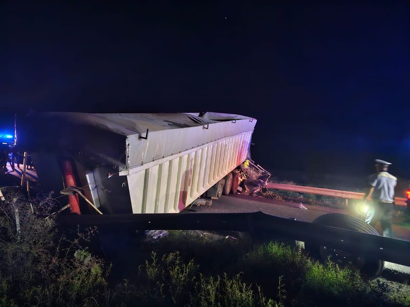 Autocarul s-a răsturnat între Însurăței și Bărăganu, după ce s-a izbit de o remorcă încărcată cu cereale