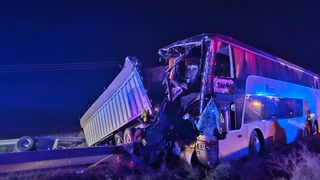  Un autocar cu 72 de pasageri s-a răsturnat după ce s-a izbit de o remorcă parcată