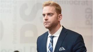 VIDEO - Politicianul Ilan Laufer, implicat &icirc;ntr-un accident rutier &icirc;n C&acirc;mpina. Fostul ministru a fost transportat la spital, alături de familia sa, cu care se afla &icirc;n mașină