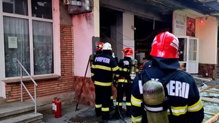 O explozie a fost urmată de incendiu, la o pizzerie din Pașcani