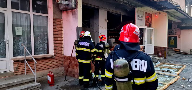 O explozie a fost urmată de incendiu, la o pizzerie din Pașcani