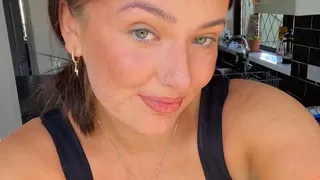 După ce a fost batjocorită toată viața din cauza acneei, această t&acirc;nără a devenit  o influenceriță de frumusețe. Avea toată fața plină de coșuri