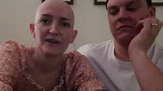 Momente emoționante &icirc;n familie! O femeie cu cancer terminal și-a lăsat copii să-i radă părul. &bdquo;M-au făcut să mă simt frumoasă&rdquo;