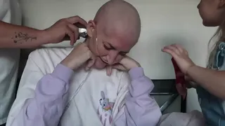 Momente emoționante &icirc;n familie! O femeie cu cancer terminal și-a lăsat copii să-i radă părul. &bdquo;M-au făcut să mă simt frumoasă&rdquo;
