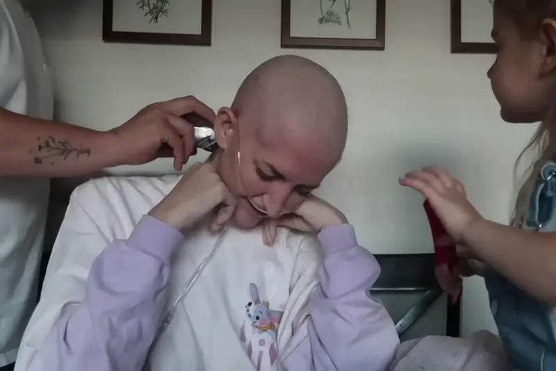 Momente emoționante în familie! O femeie cu cancer terminal și-a lăsat copii să-i radă părul. „M-au făcut să mă simt frumoasă”