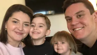 Momente emoționante &icirc;n familie! O femeie cu cancer terminal și-a lăsat copii să-i radă părul. &bdquo;M-au făcut să mă simt frumoasă&rdquo;