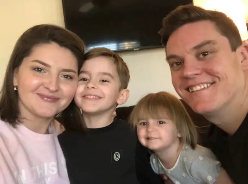 Momente emoționante în familie! O femeie cu cancer terminal și-a lăsat copii să-i radă părul. „M-au făcut să mă simt frumoasă”