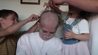 Momente emoționante &icirc;n familie! O femeie cu cancer terminal și-a lăsat copii să-i radă părul. &bdquo;M-au făcut să mă simt frumoasă&rdquo;