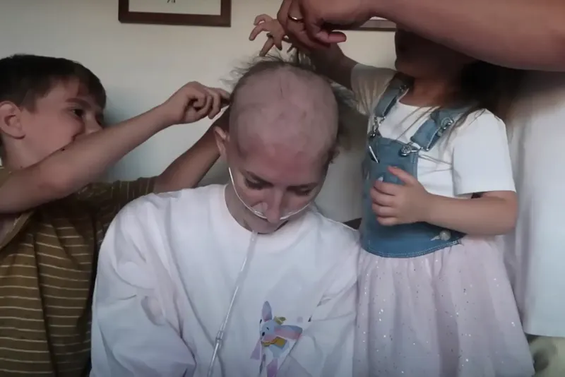 Momente emoționante în familie! O femeie cu cancer terminal și-a lăsat copii să-i radă părul. „M-au făcut să mă simt frumoasă”