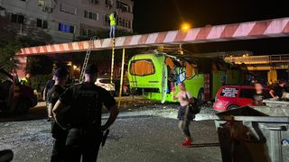 Plan roșu de intervenție la Năvodari. Un autocar cu 40 de ucraineni a lovit un limitator de înălțime