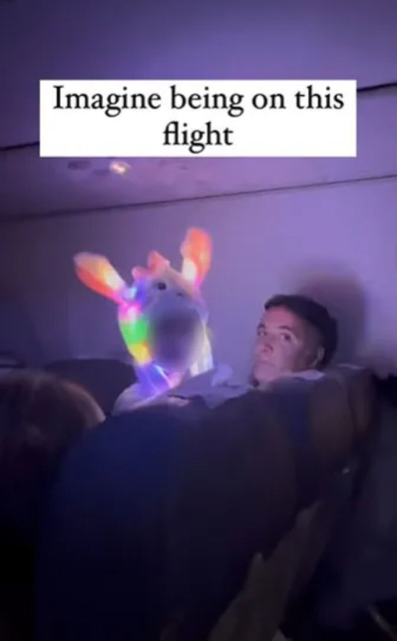 Un copil a călătorit cu avionul purtând „cea mai enervantă ținută”! Pasagerii cer acum zboruri fără copii după ce minorul i-a ținut treji cu costumul pe care îl purta