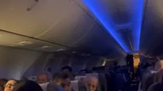 Un copil a călătorit cu avionul purt&acirc;nd &bdquo;cea mai enervantă ținută&rdquo;! Pasagerii cer acum zboruri fără copii după ce minorul i-a ținut treji cu costumul pe care &icirc;l purta