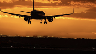 Întârzieri și anulări ale zborurilor, pe aeroporturile din Marea Britanie.  ,,Ne confruntăm cu o problemă tehnică şi am aplicat restricţii privind fluxul de trafic pentru a menţine siguranţa''