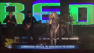 Loredana Groza, în genunchi pe scenă. Artista a sărutat picioarele compozitorului Horia Moculescu
