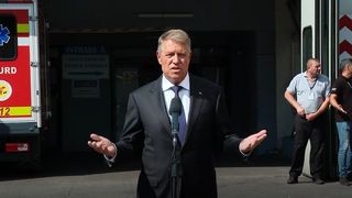 Declarațiile președintelui Klaus Iohannis, după vizitarea răniților de la Crevedia: „Tragedie după tragedie. Întrebarea pe care ne-o punem toți este de ce s-a ajuns aici?”