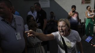 O femeie s-a înfuriat după vizita lui Iohannis la Spitalul Floreasca: „Suntem umiliți și dați afară din spital? Pentru ce? Să aștept să vină Iohannis și mama stă de la 11:00 să aștepte salvarea?”