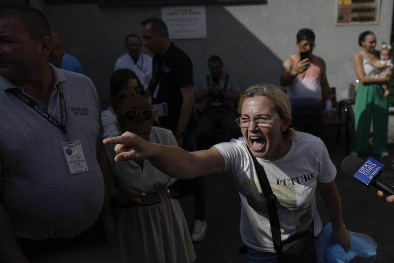 O femeie s-a înfuriat după vizita lui Iohannis la Spitalul Floreasca: „Suntem umiliți și dați afară din spital? Pentru ce? Să aștept să vină Iohannis și mama stă de la 11:00 să aștepte salvarea?”