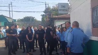 Polițiștii de la mai multe penitenciare din țară protestează și refuză să intre &icirc;n tură pentru că au depășit plafonul de ore de muncă