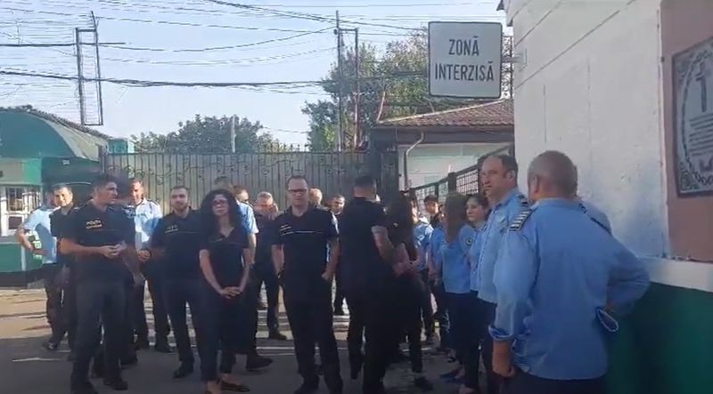 Polițiștii de la mai multe penitenciare din țară protestează și refuză să intre în tură pentru că au depășit plafonul de ore de muncă