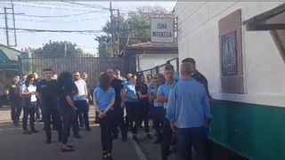 Polițiștii de la mai multe penitenciare din țară protestează și refuză să intre &icirc;n tură pentru că au depășit plafonul de ore de muncă