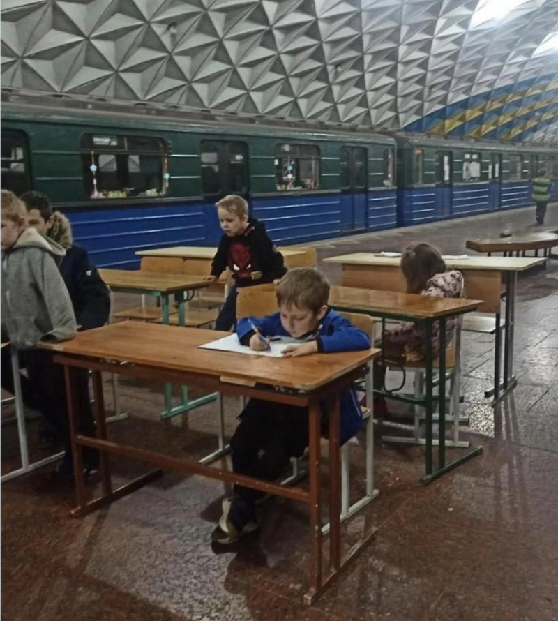 Săli de clasă amenajate în stațiile de metrou din Harkov