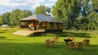 Vacanță cu final tragic pentru o familie din UK! O copilă de doi ani s-a stins din viață în fața unui parc de distracții. Micuța a fost spulberată de o mașină