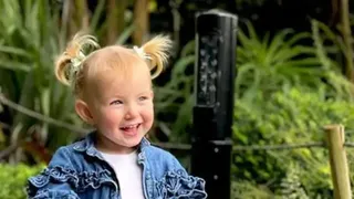 Vacanță cu final tragic pentru o familie din UK! O copilă de doi ani s-a stins din viață în fața unui parc de distracții. Micuța a fost spulberată de o mașină