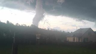 Vremea rea a făcut ravagii &icirc;n țară. O  formațiune noroasă care seamănă cu o &bdquo;tornadă&rdquo; a apărut &icirc;n județul Bistrița-Năsăud