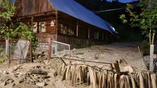 Vremea rea a făcut ravagii &icirc;n țară. O  formațiune noroasă care seamănă cu o &bdquo;tornadă&rdquo; a apărut &icirc;n județul Bistrița-Năsăud