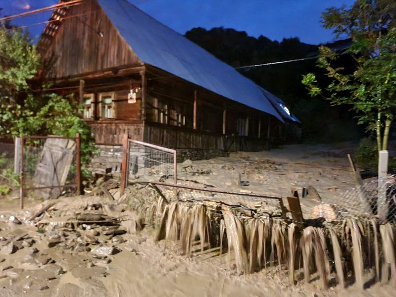 Vremea rea a făcut ravagii în țară. O  formațiune noroasă care seamănă cu o „tornadă” a apărut în județul Bistrița-Năsăud