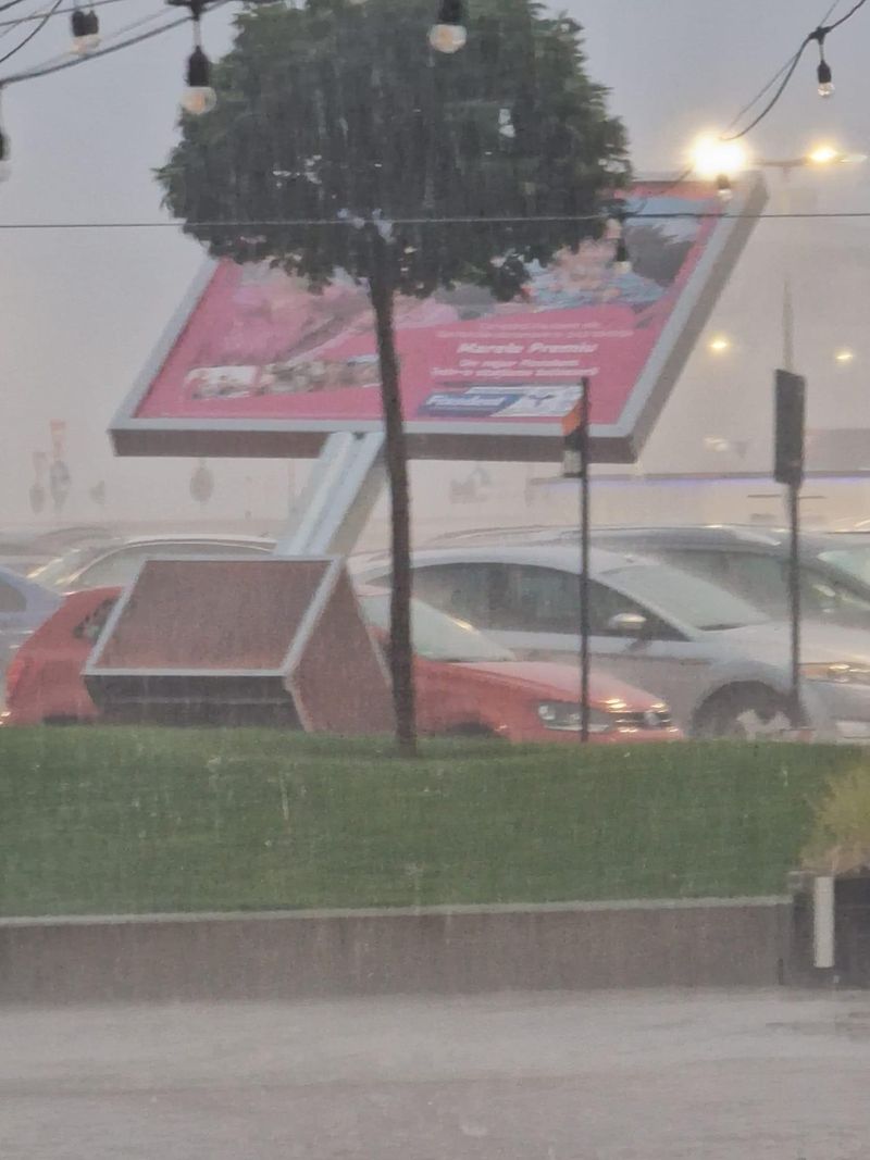 Vremea rea a făcut ravagii în țară. O  formațiune noroasă care seamănă cu o „tornadă” a apărut în județul Bistrița-Năsăud