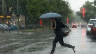 Vremea rece se &icirc;ntoarce &icirc;n Rom&acirc;nia. Sunt anunțate vijelii și ploi &icirc;nsoțite de descărcări electrice și temperaturi scăzute de p&acirc;nă la 10 grade / ANM: Cod galben de instabilitate atmosferică