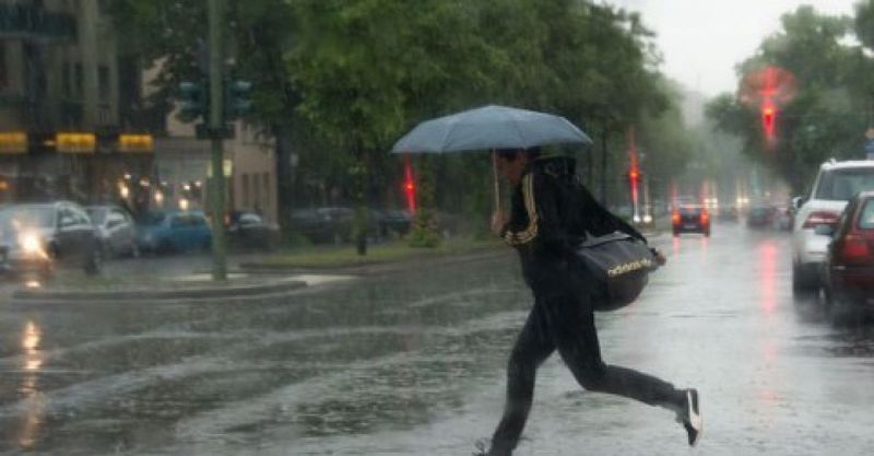 Vremea rece se întoarce în România. Sunt anunțate vijelii și ploi însoțite de descărcări electrice și temperaturi scăzute de până la 10 grade / ANM: Cod galben de instabilitate atmosferică