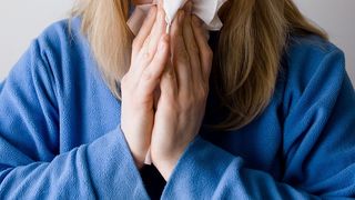 Ștergeţi praful cu lavete umede şi folosiţi aspiratoare etanşe.