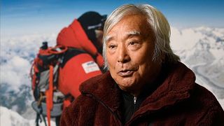 Povestea lui Yuichiro Miura, alpinistul japonez care la 90 de ani a urcat &icirc;n scaun cu rotile &icirc;n v&acirc;rful Muntelui Fuji