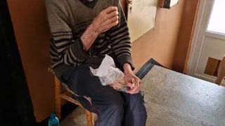 Un cadavru aflat &icirc;n descompunere a fost găsit &icirc;ntr-o locuință din Ploiești. Tot acolo trăia și un bărbat cu probleme psihice, care a rămas blocat &icirc;n casă cu el