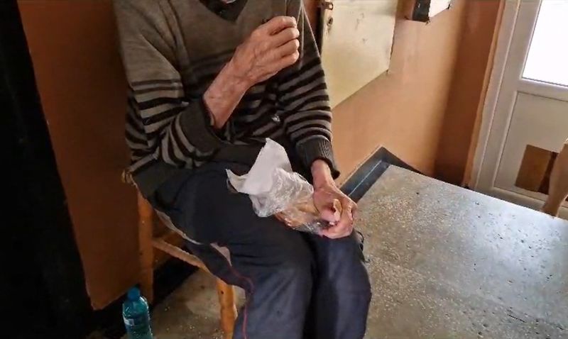 Un cadavru aflat în descompunere a fost găsit într-o locuință din Ploiești. Tot acolo trăia și un bărbat cu probleme psihice, care a rămas blocat în casă cu el