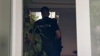 Un cadavru aflat &icirc;n descompunere a fost găsit &icirc;ntr-o locuință din Ploiești. Tot acolo trăia și un bărbat cu probleme psihice, care a rămas blocat &icirc;n casă cu el