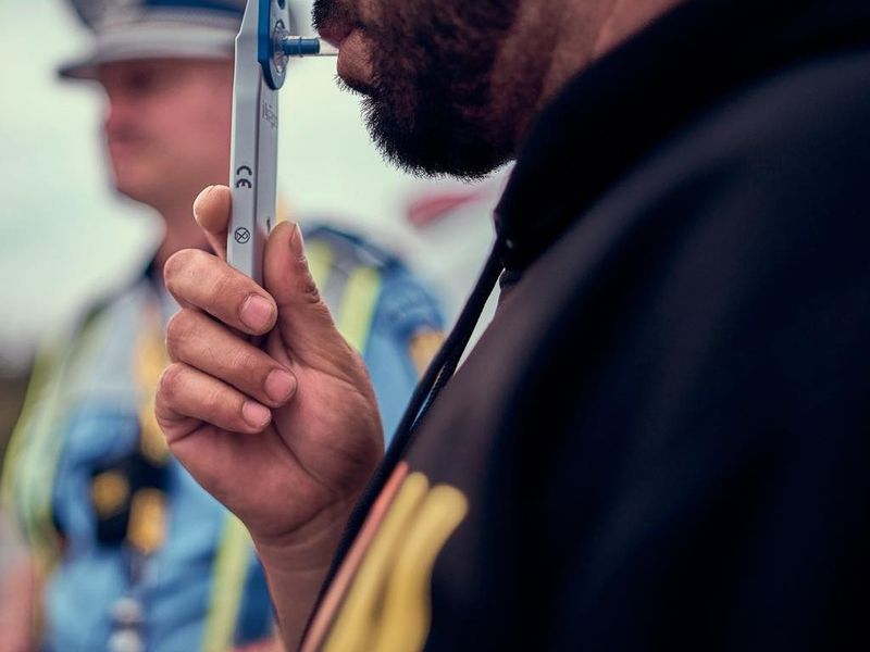 Un "șofer" de 18 ani, din Satu Mare, a fost lăsat să circule pe șoselele din județ, în ciuda faptului că se afla sub influența subtanțelor interzise.